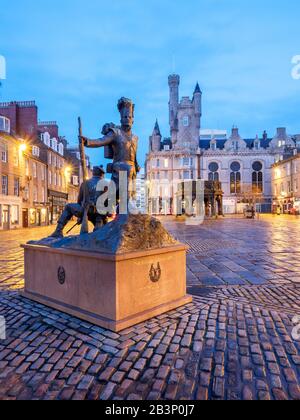 La estatua de Gordon Highlanders del escultor Mark Richards en Castle Street con la cruz de Mercat detrás en Aberdeen Escocia