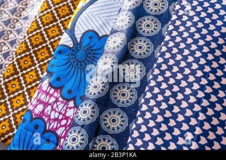 Seis coloridas telas africanas presentadas como vestidos en maniquíes en  Maputo, Mozambique Fotografía de stock - Alamy