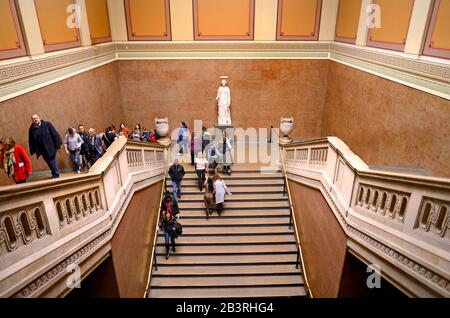 Londres, Inglaterra, Reino Unido. Museo Británico, Bloomsbury. Visitantes en La Escalera sur