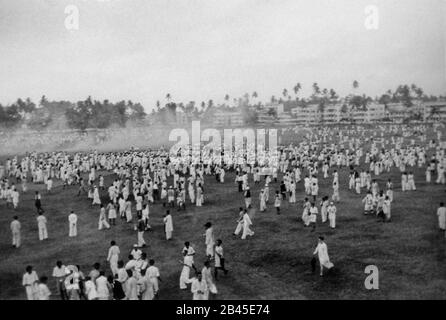 Mahatma Gandhi llamado a abandonar el movimiento de la India, satyagrahi frente a gases lacrimógenos, Chowpatty, Girgaum, Bombay, Mumbai, Maharashtra, India, Asia, 1942, antiguo cuadro vintage de 1900