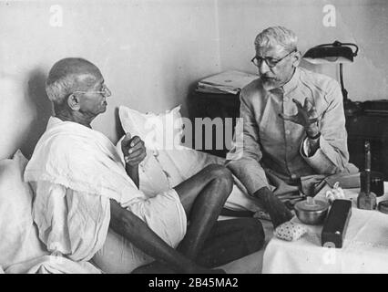 Mahatma Gandhi hablando con Abul Kalam Azad, Birla House, Bombay, Mumbai, Maharashtra, India, Asia, junio de 1945, antiguo cuadro vintage de 1900 Foto de stock