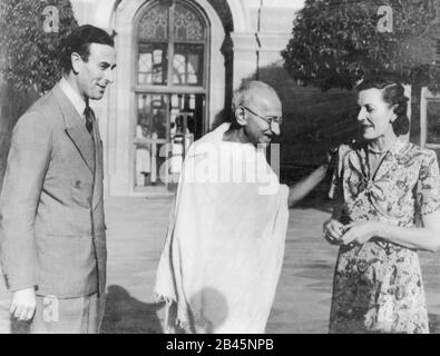 Mahatma Gandhi en su primera reunión con el Virrey británico Lord Mountbatten y su esposa, Nueva Delhi, India, Asia, 31 de marzo de 1947