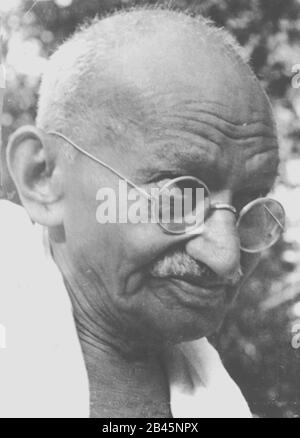 Mahatma Gandhi, retrato, India, 1940, antiguo cuadro vintage de 1900 Foto de stock