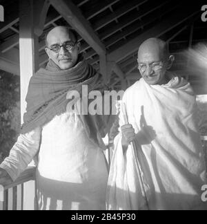 Mahatma Gandhi con el secretario Mahadev Desai en Bardoli , Gujarat , India , 1939, antiguo cuadro vintage de 1900 Foto de stock