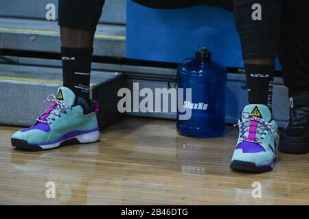 Vista detallada de las zapatillas Nike ACG Dog Mountain usadas por LeBron James durante partido de baloncesto de secundaria de la división estatal CIF IV entre San Ysidro y Charter