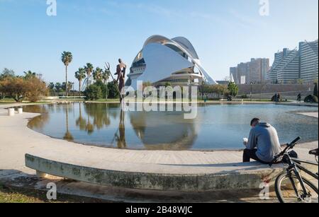 Valencia, España - 17 de febrero de 2020: Hombre sentado en el estanque del Palau des Arts Reina Sofía en la Ciudad de las Artes y las Ciencias diseñado por los arquitectos Santiago Foto de stock