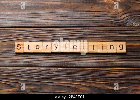 La narración palabra escrita sobre un bloque de madera. La narración texto en tabla, concepto.