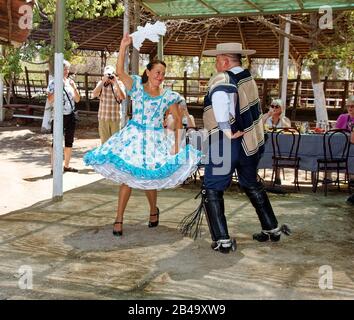 CHILE pareja en traje de huaso tradicional VALLE CENTRAL Fotografía de  stock - Alamy
