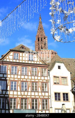 Francia, bajo Rin, Estrasburgo, la catedral vista desde La Place du Marche aux Cochons de Lait durante el mercado de Navidad (Christkindelsmärik) Foto de stock