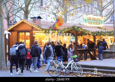 Francia, bajo Rin, Haguenau, mercado tradicional alsaciano de Navidad, stand Foto de stock