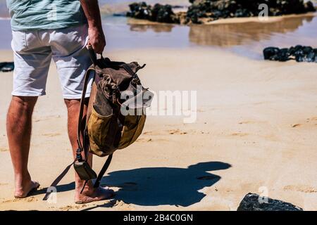 Viajes gente con mochila en verano en el mar en la playa - concepto de viajero disfrutar de la arena y la libertad - sol y la felicidad para los