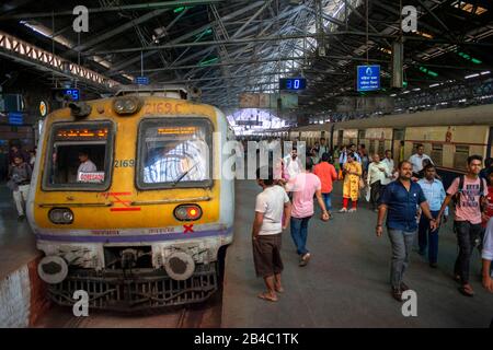 Chhatrapati Shivaji Maharaj Terminus, anteriormente conocida como la estación Victoria Terminus, una histórica estación de ferrocarril y un sitio declarado Patrimonio de la Humanidad por la UNESCO Mumbai Foto de stock