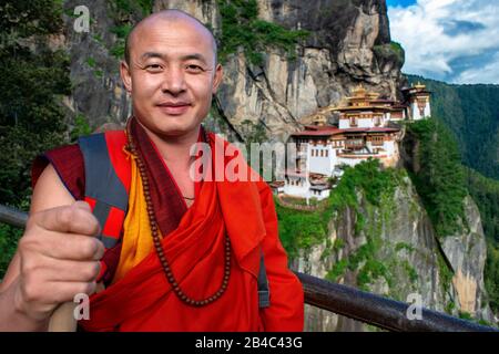 Monje en el monasterio Taktsang Goemba o Tigers Nest en el valle de Paro, Bután, Asia. Paro Taktsang o Taktsang Palphug Monasterio y el nido de tigre es