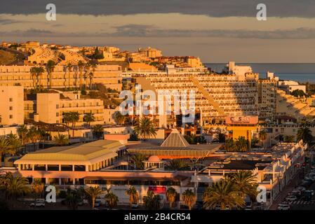 España, Islas Canarias, Isla de Fuerteventura, Morro jable, Playa del Matorral, apartamentos y apartamentos frente a la playa, puesta de sol Foto de stock