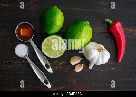 Obleas de arroz seco vietnamita (banh trang o banh da nem) sobre una mesa  con salsa (nuoc cham Fotografía de stock - Alamy