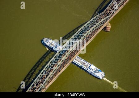 Vista aérea del puente sobre el Rin, puente sur con buques de carga en Colonia en Renania del Norte-Westfalia, Alemania, Foto de stock