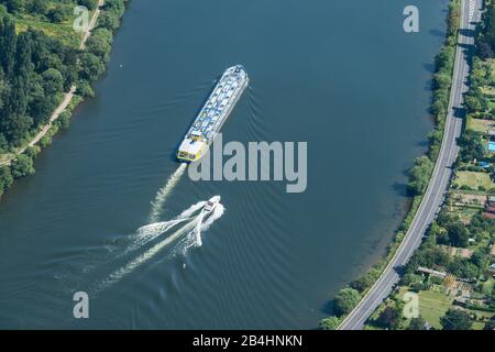 Vista aérea de un barco de carga y una lancha motora en el Rin Foto de stock
