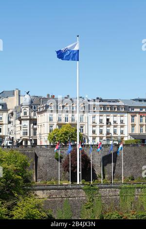 Fortaleza Con Bastión Beck, Monumento Du Souvenir, Plaza De La Constitución, Ciudad De Luxemburgo, Luxemburgo, Europa Foto de stock