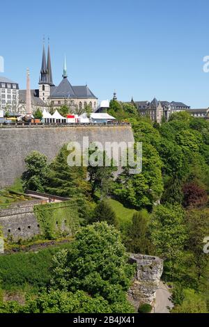 Fortaleza Con Bastión Beck, Monumento Du Souvenir, Plaza De La Constitución, Catedral De Notre Dame, Luxemburgo, Europa Foto de stock