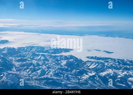 Macizo desde arriba con cubierta de nubes en el fondo, Pirineos, vista de pájaro