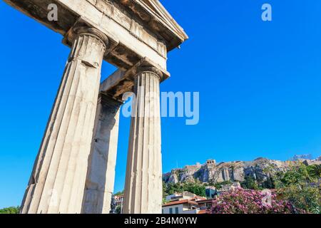 Columnas Ágora romana y Acrópolis en el fondo, Atenas, Grecia