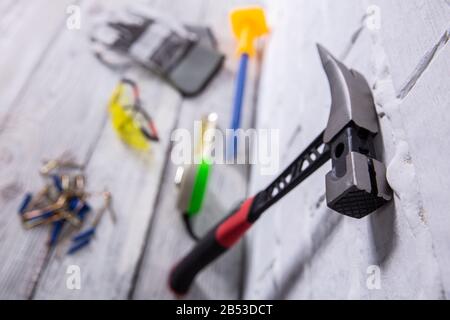 Por supuesto, la herramienta básica de cualquier constructor es un martillo. El uso correcto de herramientas reduce la probabilidad de lesiones. Foto de stock