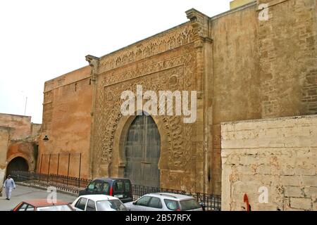 Gran puerta ornamental en una de las principales entradas a la antigua Kasbah de los Udayas en Rabat, la capital de Marruecos. Foto de stock