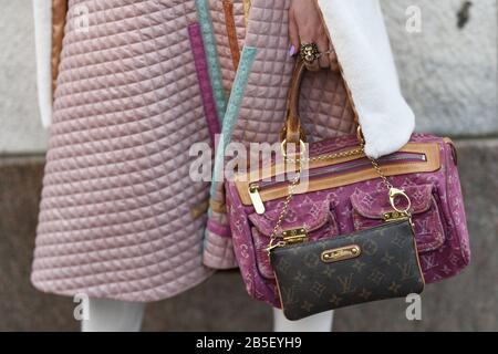 Mujer con oro y plata Louis Vuitton bolsa antes de Salvatore Ferragamo  Fashion Show, la Semana de la moda de Milán street style en enero de 2017  Fotografía de stock - Alamy