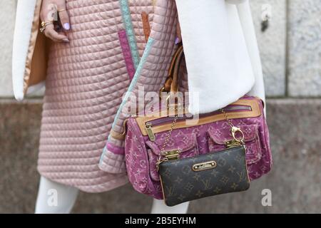 Mujer con oro y plata Louis Vuitton bolsa antes de Salvatore Ferragamo  Fashion Show, la Semana de la moda de Milán street style en enero de 2017  Fotografía de stock - Alamy