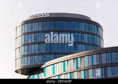 ADIDAS en China: la fachada de la tienda durante una venta especial, Esta famosa marca alemana hace ropa de popular, China 17 de junio de 2019 Fotografía de - Alamy