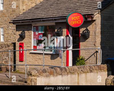 Village Post Office, Eyam, Derbyshire Foto de stock