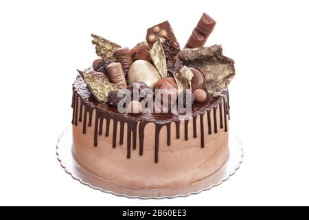 Pastel de chocolate con bombones el día del nacimiento. Sobre un fondo  blanco Fotografía de stock - Alamy