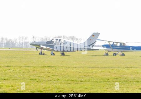 Mühlheim, Nrw, Alemania - 9 de abril de 2015: Pequeño avión deportivo durante el arranque en el aeropuerto Essen-Mülheim.