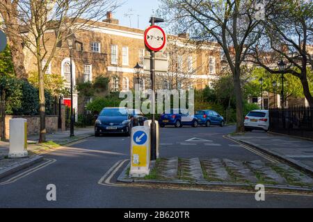 Londres, Inglaterra, Reino Unido - 11 de abril de 2019: Un ejemplo de una característica de calma y filtrado del tráfico, restringiendo vehículos anchos de un área residencial, mientras que