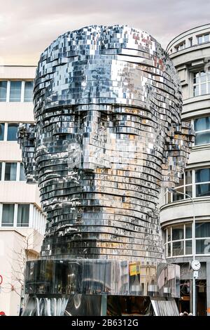 Praga, REPÚBLICA CHECA - 18 DE MARZO de 2017: Instalación de arte moderno de la cabeza de metal giratoria del escritor Franz Kafka Foto de stock