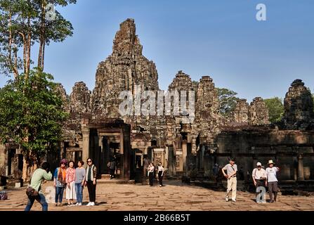 El magnífico templo Bayón situado en la última ciudad capital del Imperio Khmer - Angkor Thom. Sus 54 torres góticas están decoradas con 216 caras sonrientes enormes. Construido a finales del siglo 12 o principios del 13 como el templo oficial del estado del rey Jayavarman VII Foto de stock