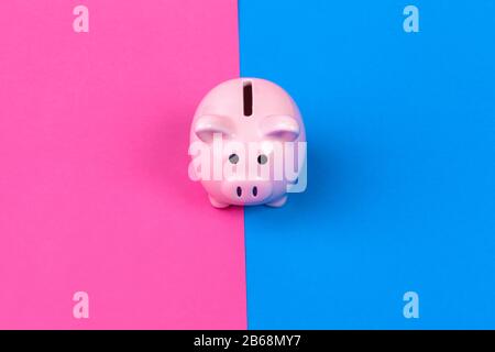 Banco Pinik piggy sobre fondo de color brillante Foto de stock
