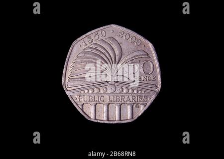 Moneda conmemorativa del Reino Unido de 50 pence con símbolos de biblioteca pública Foto de stock