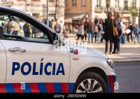 Lisboa, Portugal - 8 de marzo de 2020: Coche de la policía durante la protesta con los manifestantes en el fondo Foto de stock