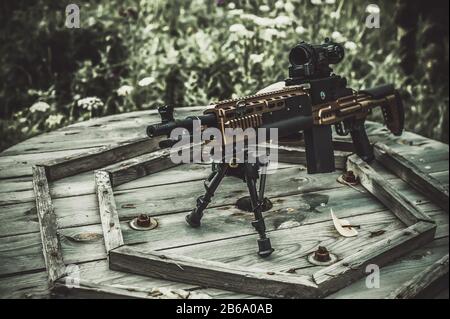 Pistola de airsoft en la mesa de madera, preparación para jugar al airsoft.