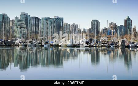 Reflexión del paisaje urbano de Vancouver. Foto de stock