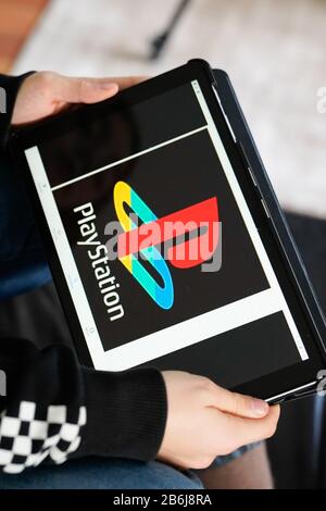 Burdeos , Aquitania / Francia - 11 25 2019 : PlayStation Sign icono de aplicación en la pantalla de la tableta con logotipo sony Marca app Foto de stock
