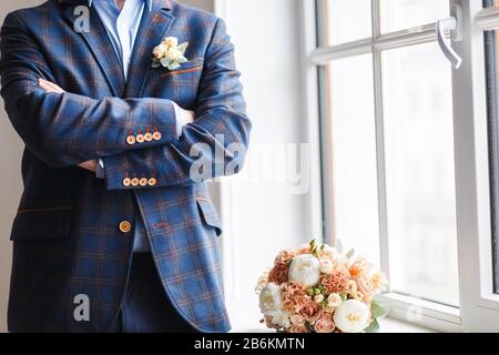 Novio con un boutonniere de boda en un traje de cuadros Foto de stock