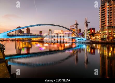 Lowry Bridge Y The Lowry, Salford Quays, Greater Manchester Foto de stock