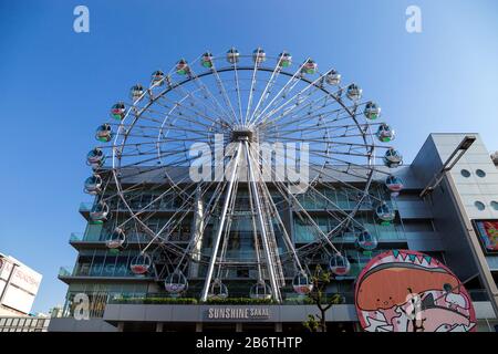 Nagoya JAPÓN - 04 DE MAYO, 2016:Centro Comercial Sunshine Sakae. Sunshine Sakae está situado en Sakae y es famoso por su noria unida al edificio Foto de stock