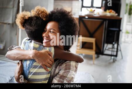 Retrato de una madre y su hija alegre y sonriente abrazando