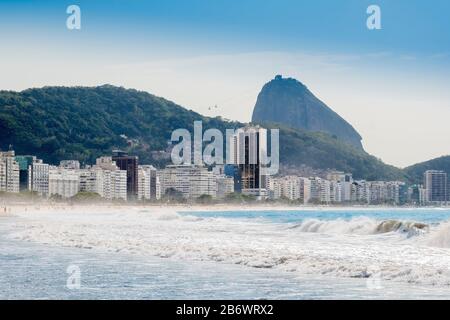 Playa de Copacabana y Playa de Leme Montaña Pan de azúcar en Río de Janeiro, Brasil