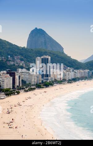 Playa de Copacabana y Leme y montaña Sugar Loaf en Río de Janeiro, Brasil