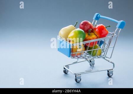 Imagen de concepto de venta al por menor de un carrito de compras lleno de alimentos frescos y orgánicos, como frutas y verduras de un supermercado que representa el salt Foto de stock