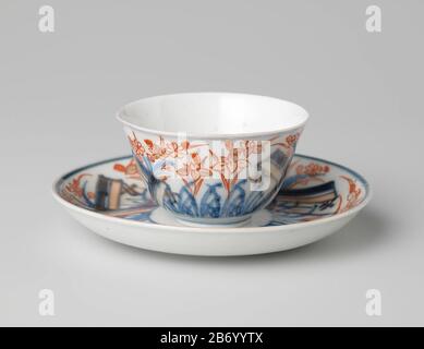 Klokvormige kop en schotel met een bloemtak en bloeiende planten Klokvormige kop en schotel van porselein, beschilderd in onderglauur blauw en op het glazuur rood en goud. Op het plat in een medaillon een bloemtak. OM het medaillon bloeiende planten vanuit het plat op de wand. De kop met dezelfde decoratie. Imari. Fabricante : pottenbakker: AnoniemPlaats fabricación: Japón Dating: Ca. 1775 - ca. 1799Escuela / stijl: Edo-periode (1600-1868) kamerken Físico: Porselein met onderglazuur blauw, emailkleuren verguldsel material: Porselein glazuur email kobalt goud Techniek: Draaiend bewerken
